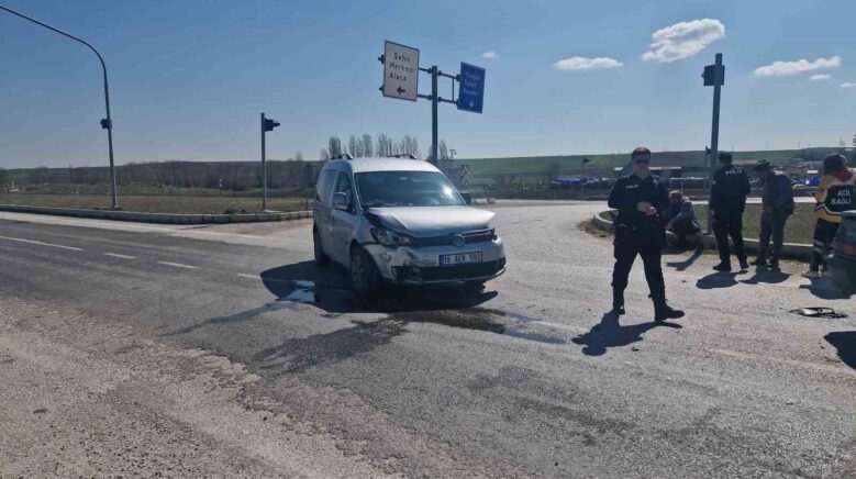 corumda hafif ticari arac ile otomobil carpisti 1 yarali erh44sWB