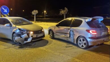 corumda iki otomobil carpisti 2 yarali aabszpHD