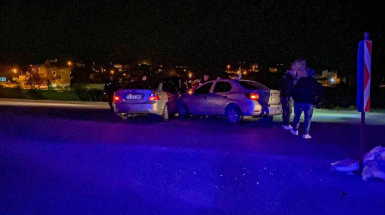 corumda iki otomobil carpisti 6 yarali 3B28iKHc