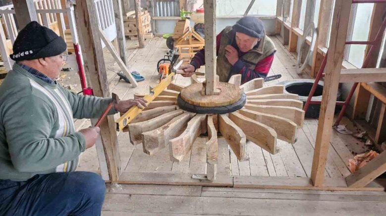 degirmenlerin donmesi onun ellerinde UzI3N2QY