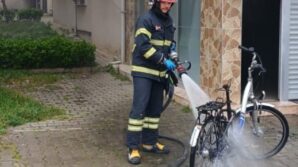 devrekte garaja park edilen elektrikli bisiklet yandi FLRU9HzG