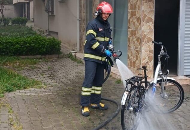 devrekte garaja park edilen elektrikli bisiklet yandi FLRU9HzG