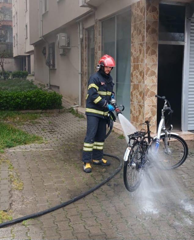devrekte garaja park edilen elektrikli bisiklet yandi FLRU9HzG