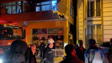 evinin balkonundan soba borusu cikartti vatandas yangin var zannetti ekipler harekete gecti hUCGeXn7