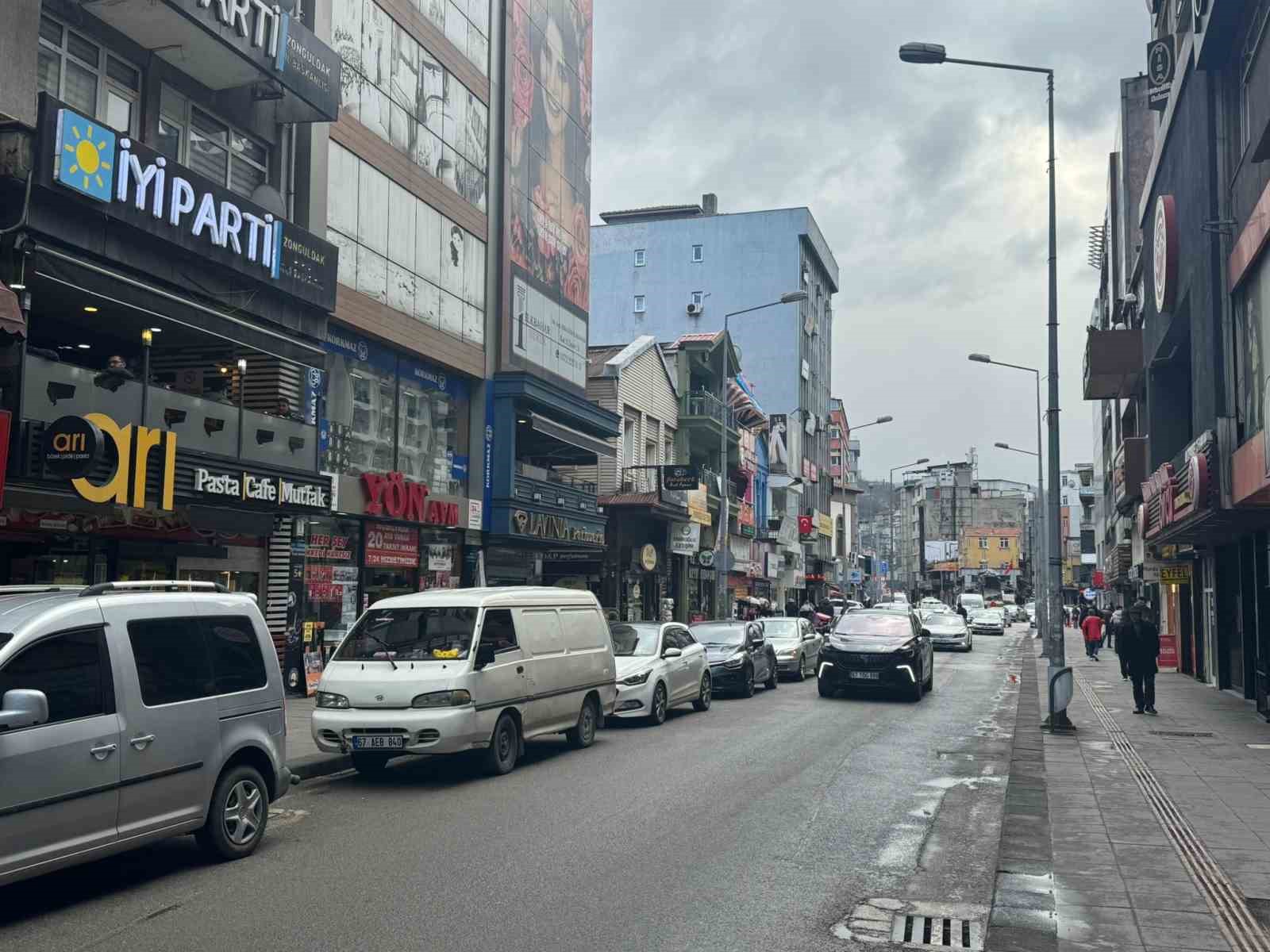 gazipasa caddesinde hatali parklara suruculer isyan etti fe2bBCcm