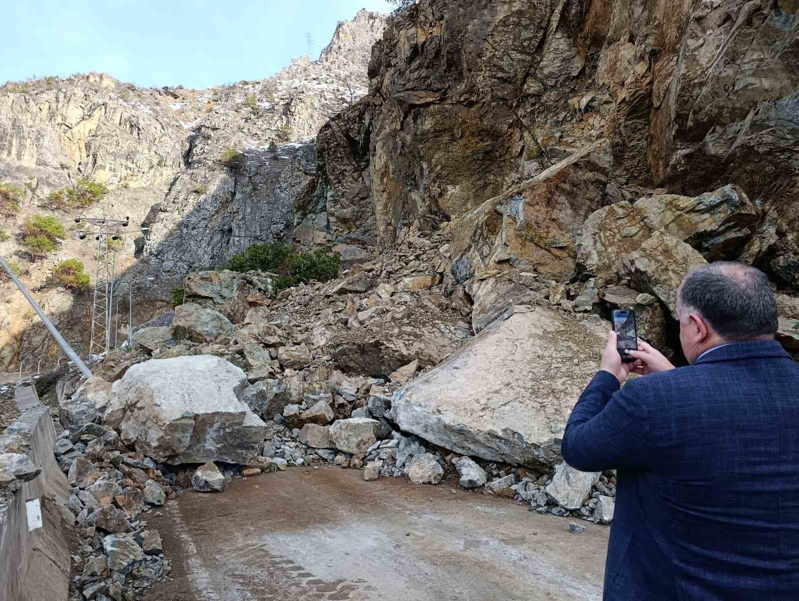 gumushane giresun karayolu heyelan nedeniyle ulasima kapandi A2ADAUCm