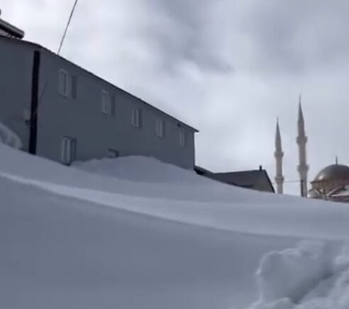 gumushanenin yaylalarinda kar kalinligi evlerin boyuna ulasti 6W7QOJXI