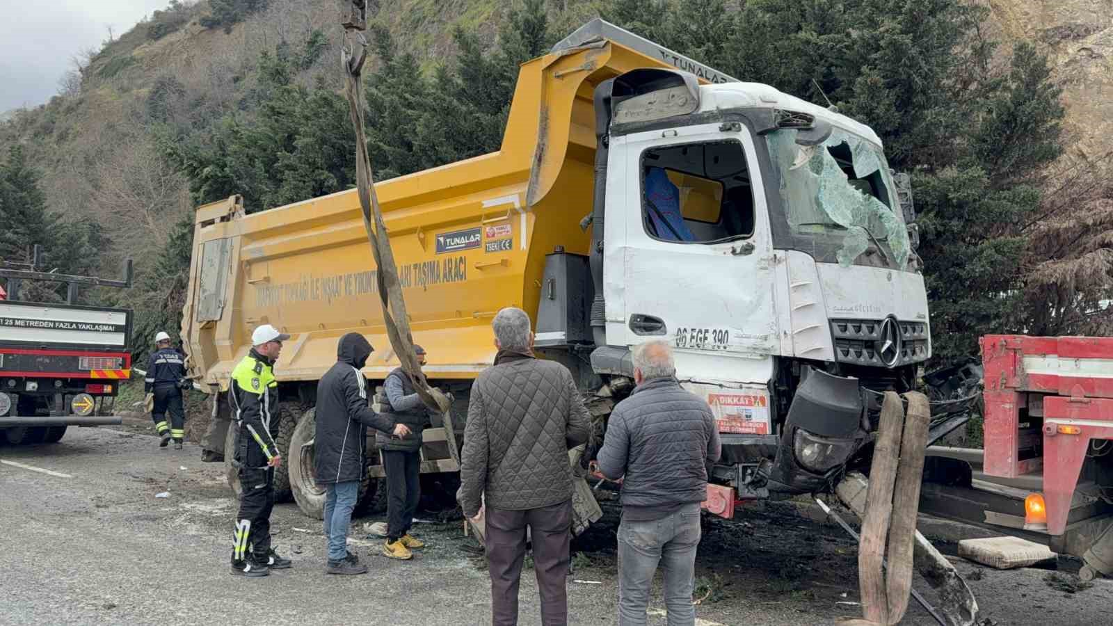 hafriyat kamyonu refuje daldi surucu yaralandi qtSyMpru