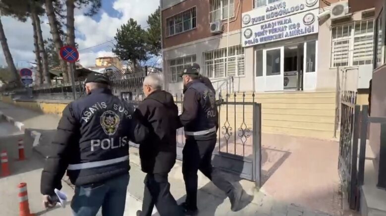 hakkinda kesinlesmis 25 yil hapis cezasi bulunan dolandirici kacmak uzereyken yakalandi B8gnHKJd