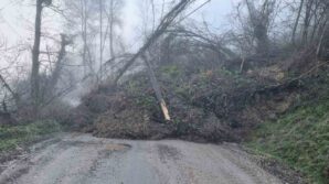 heyelan koy yolunu ulasima kapatti zzfPfslS