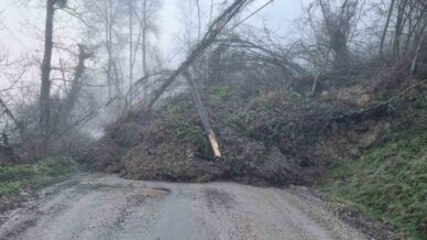 heyelan koy yolunu ulasima kapatti zzfPfslS