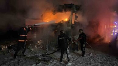 hopada tir parkinda yangin 2 tir kullanilamaz hale geldi kNFaEze4