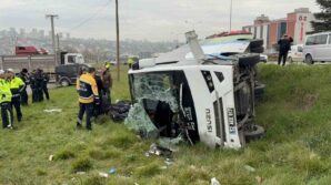 istanbuldan yarismadan donen ogrencileri tasiyan midibus sarampole devrildi 9u ogrenci 15 yarali lVFqIF5x