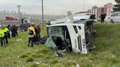 istanbuldan yarismadan donen ogrencileri tasiyan midibus sarampole devrildi 9u ogrenci 15 yarali lVFqIF5x
