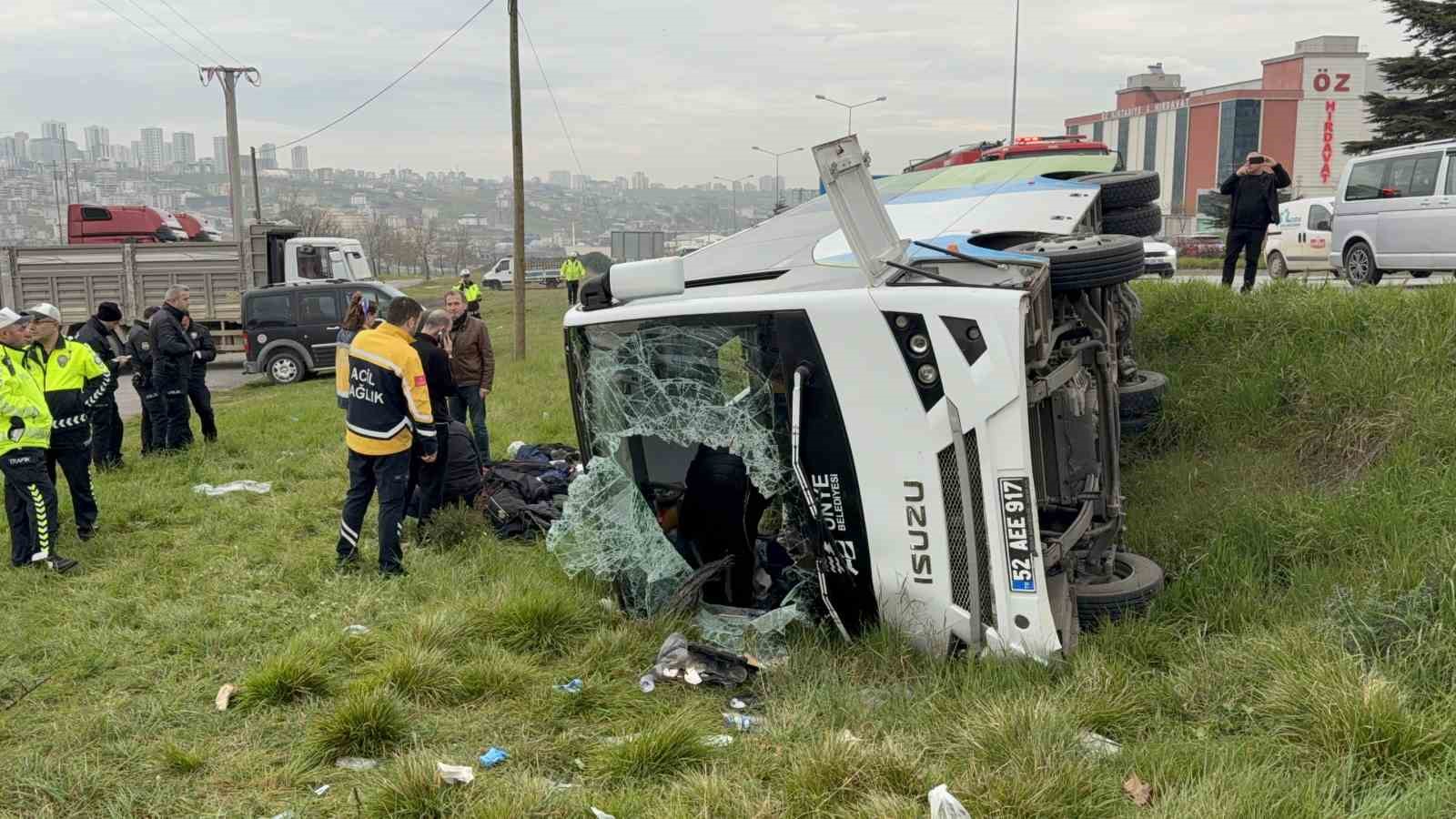 istanbuldan yarismadan donen ogrencileri tasiyan midibus sarampole devrildi 9u ogrenci 15 yarali