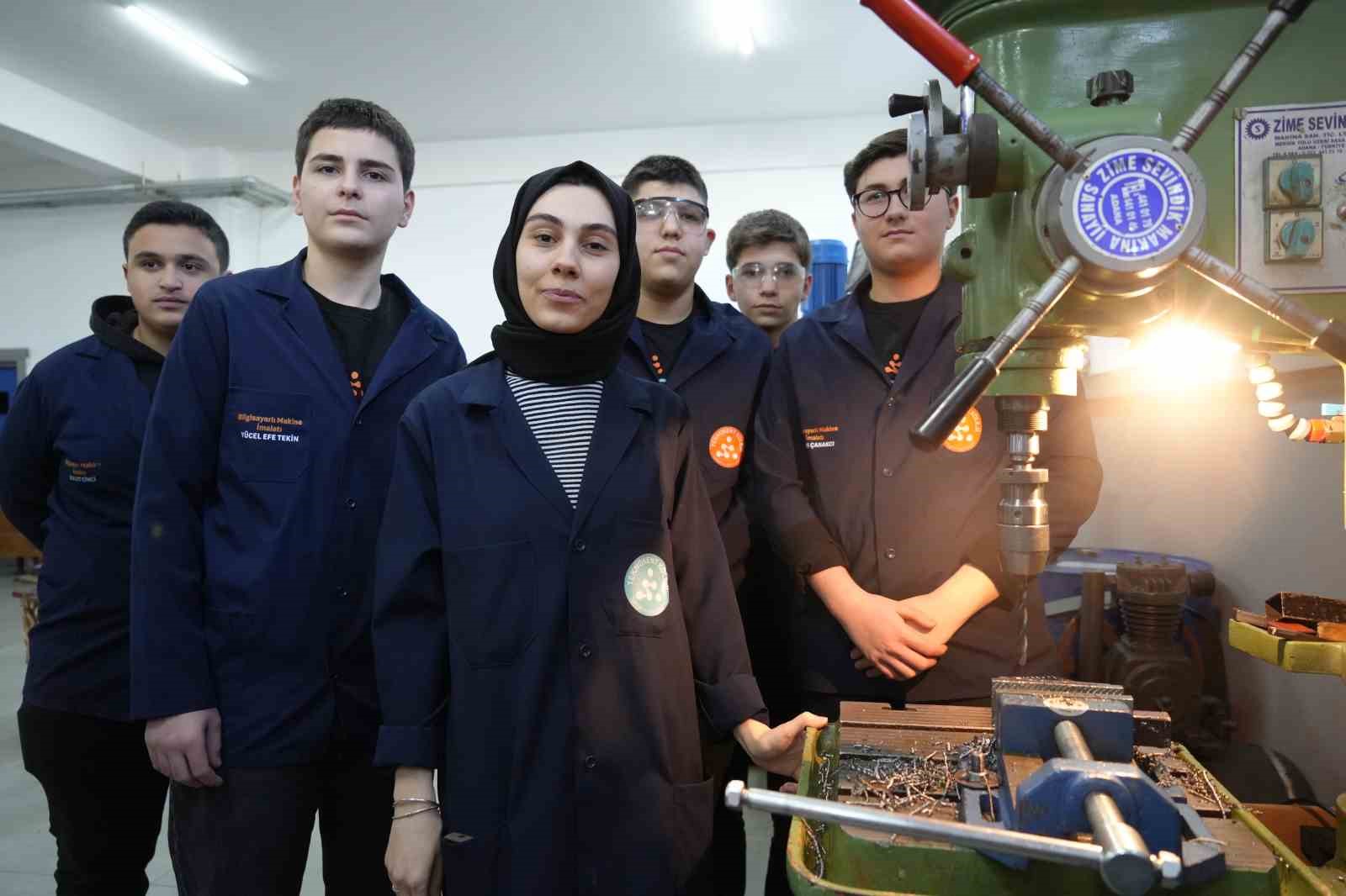 kadin ogretmen torna tezgahinda ogrencilerine uretimi ogretiyor EmjwHEDG