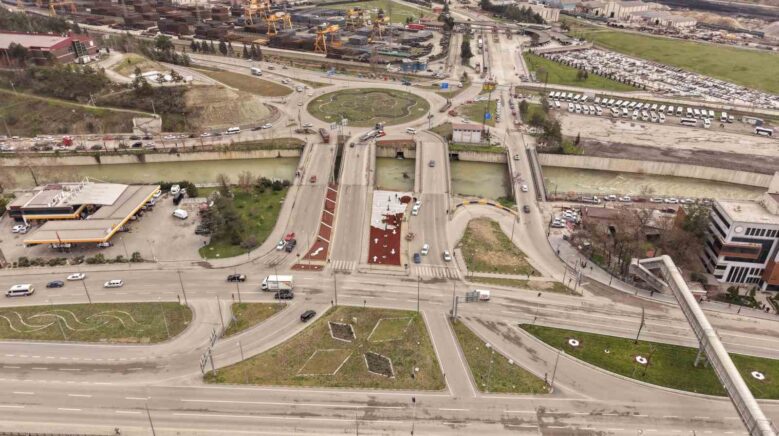 karabuk belediyesi kavsaklara estetik kazandirmaya devam ediyor KSctN2Rv