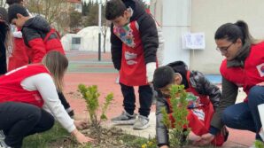 karabukte ogrenciler hatira fidanlarini toprakla bulusturdu TjEO6ET8
