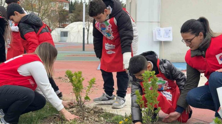 karabukte ogrenciler hatira fidanlarini toprakla bulusturdu TjEO6ET8