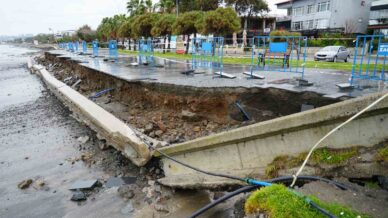 karadenizde dev dalgalar sahili yikti gecti yHTlzLMa