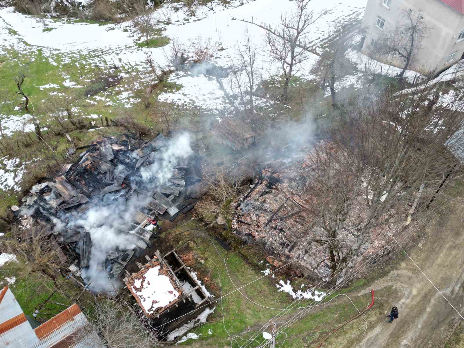 kastamonuda 2 ev ve bir ambar alev alev yandi