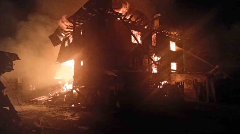 kastamonuda 2 evde yangin cikti ahir odunluk ve samanlik da yandi 8siTNLQZ