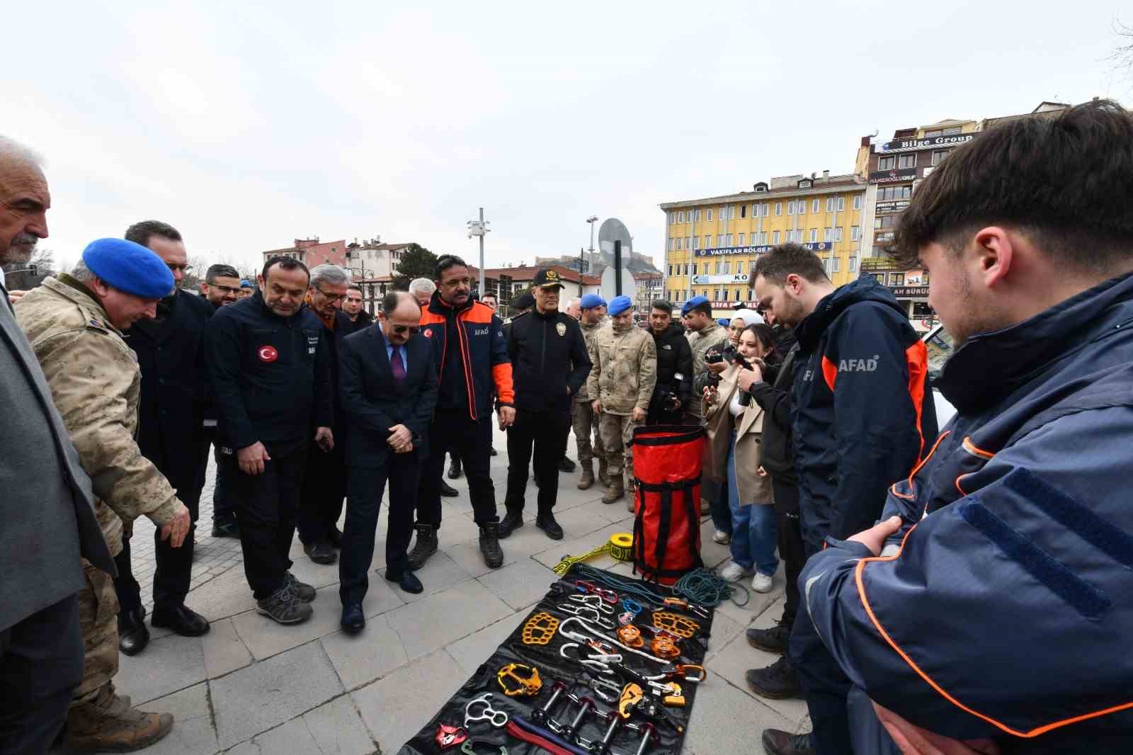 kastamonuda arama ve kurtarma ekiplerinin kullandigi malzemeler sergilendi teLfz9yX