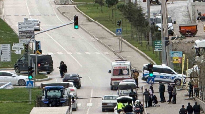 kirmizi isikta kaza 4 yarali O2AwkSdG