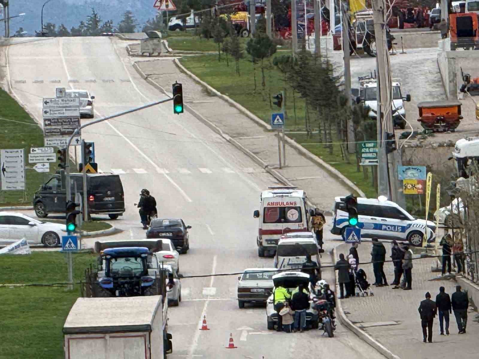 kirmizi isikta kaza 4 yarali O2AwkSdG