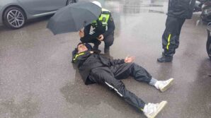 komiserden ornek davranis yarali kuryenin basindan ayrilmadi GRuiQLUq