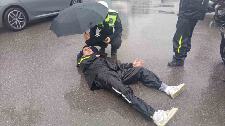 komiserden ornek davranis yarali kuryenin basindan ayrilmadi GRuiQLUq