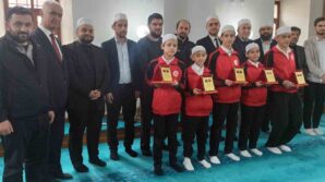 kucuk hafizlar plaket ile odullendirildiler 33Qn7iIQ