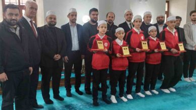 kucuk hafizlar plaket ile odullendirildiler 33Qn7iIQ