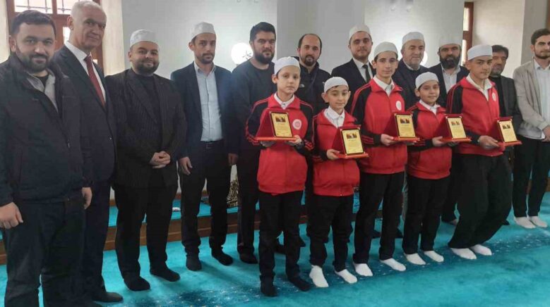 kucuk hafizlar plaket ile odullendirildiler 33Qn7iIQ