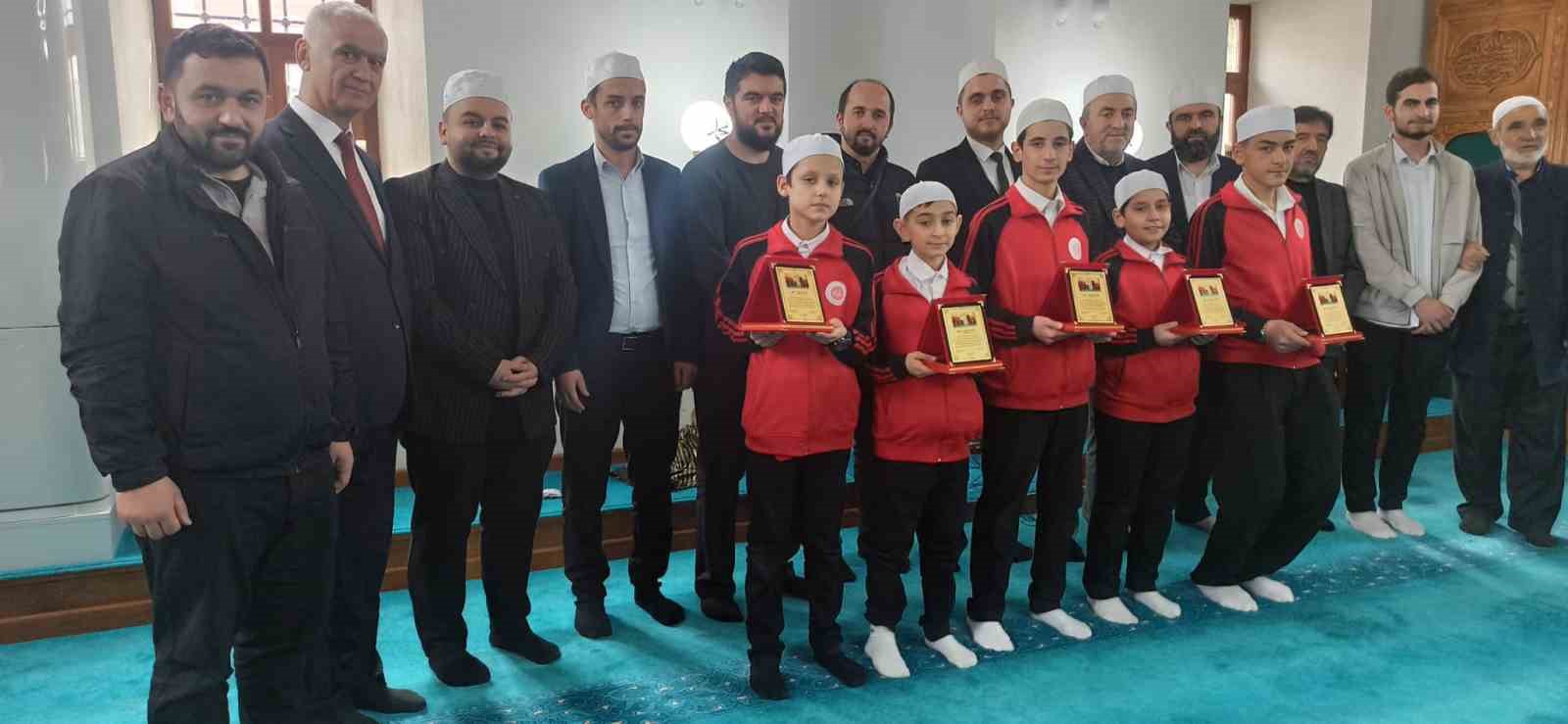 kucuk hafizlar plaket ile odullendirildiler 33Qn7iIQ