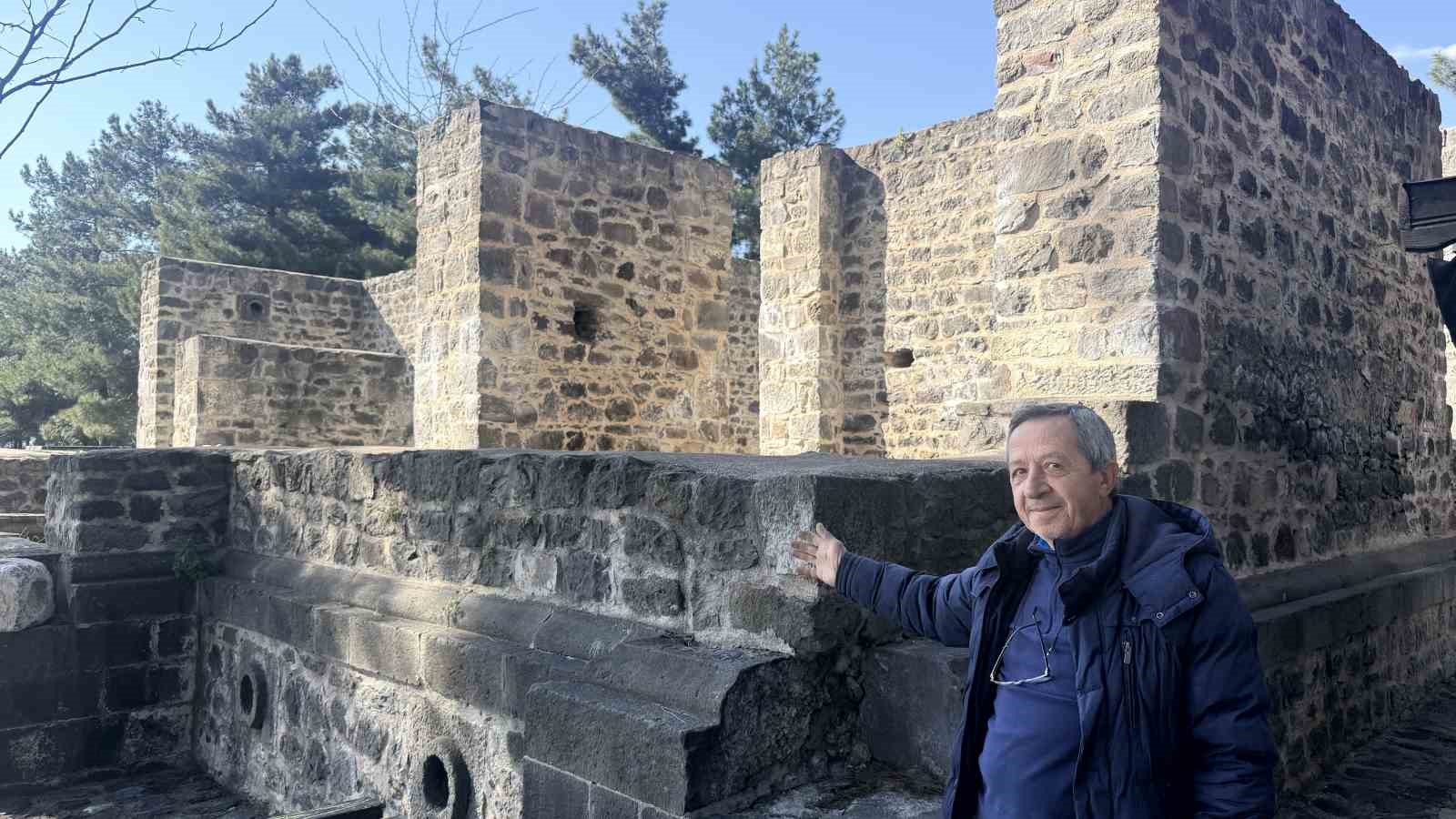 niksar kalesi zamana meydan okuyor kwmCUElB