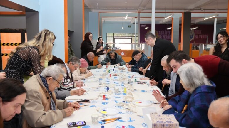 ogrenciler ve huzurevi sakinleri kusaklar arasi etkilesime dikkat cekti EBOypgMC