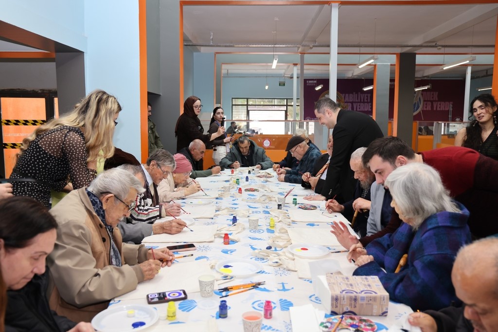 ogrenciler ve huzurevi sakinleri kusaklar arasi etkilesime dikkat cekti EBOypgMC