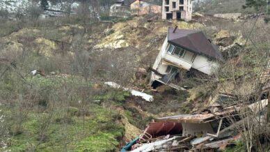 orduda heyelan evler yikildi yol coktu aLTRsYiX