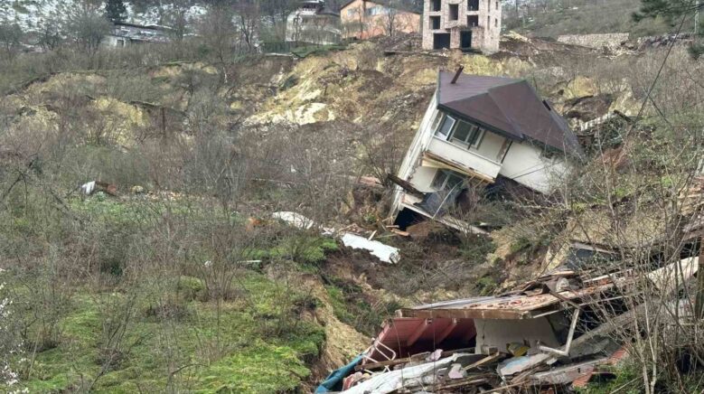 orduda heyelan evler yikildi yol coktu aLTRsYiX