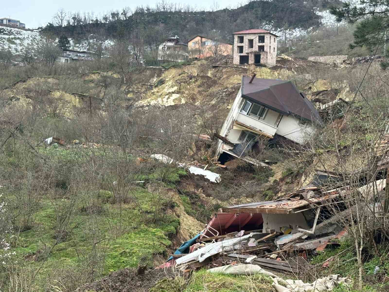 orduda heyelan evler yikildi yol coktu aLTRsYiX