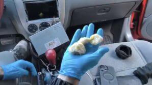 oto teybinin arkasina gizlenen uyusturucu ortaya cikarildi zA8tdBwp