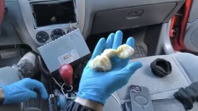 oto teybinin arkasina gizlenen uyusturucu ortaya cikarildi zA8tdBwp