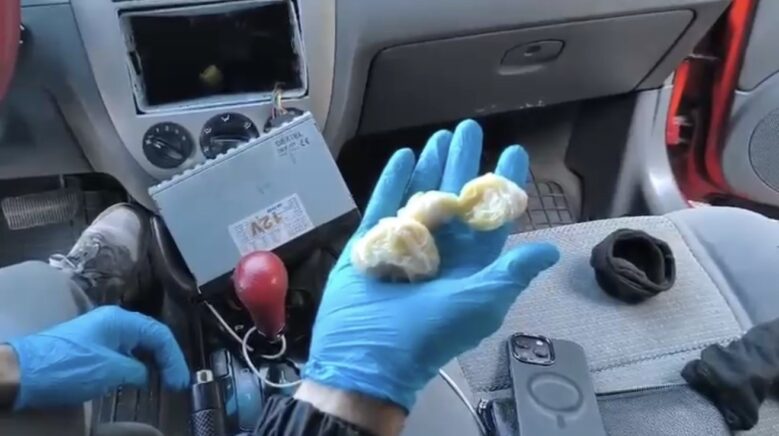 oto teybinin arkasina gizlenen uyusturucu ortaya cikarildi zA8tdBwp