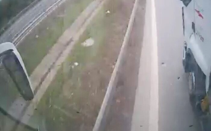 otobus soforunun manevrasi faciayi onledi o anlar kamerada l5zFgaRh