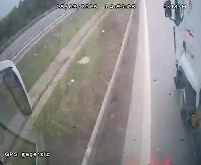 otobus soforunun manevrasi faciayi onledi o anlar kamerada l5zFgaRh