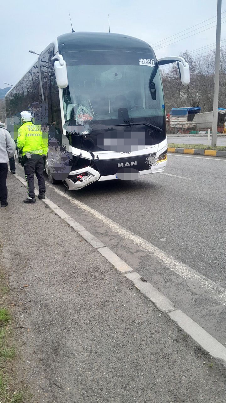 otobusle carpisan motosiklet surucusu hayatini kaybetti FVBPDWNR