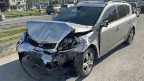 otomobil hafif ticari araca carpti 4 yarali RMTvA8IY