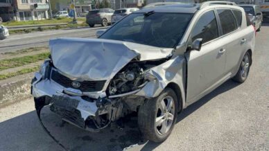 otomobil hafif ticari araca carpti 4 yarali RMTvA8IY