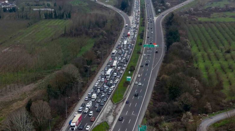 otoyolda bayram yogunlugu artarak devam ediyor pUO7TmZh